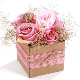 Bukiet  kwiatów i suszonych roślin różowo-biały, flowerbox, kosz kwiatowy