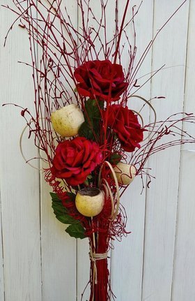 Bukiet - sztuczne kwiaty róże z dodatkami z suszu egzotycznego i barwionymi gałązakim brzozy 40-50 cm