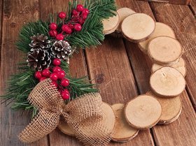 Wianek świąteczny, plastry naturalnego drewna, zimowa dekoracja 30-35cm